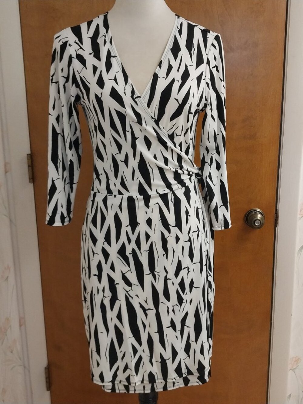 LAUNDRY BLACK & WHITE DEEP V WRAP DRESS WITH LONG SLEEVES AND BAMBOO PATTERN SzS